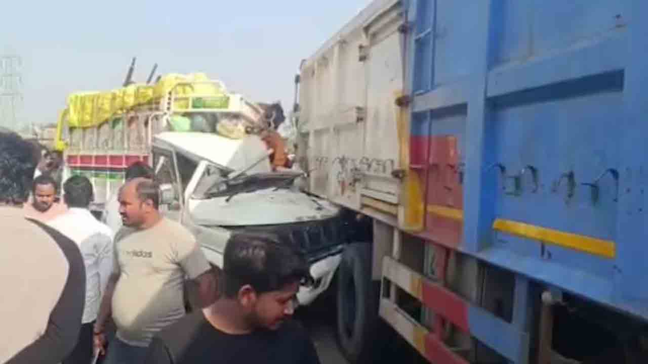 UP Accident | నిలిచి ఉన్న లారీని ఢీకొట్టిన వాహనం.. ముగ్గురు పిల్లలతో సహా 8 మంది మృతి, 27 మందికి గాయాలు