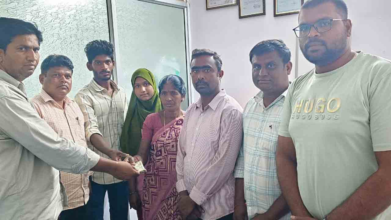 Velpur | నిరుపేద చిన్నారికి హెల్పింగ్ హ్యాండ్స్‌ ఆధ్వర్యంలో ఆర్థిక సాయం అందజేత