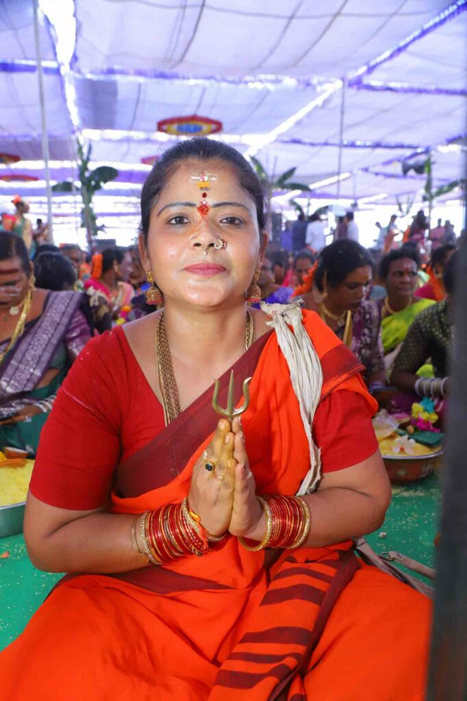 వేలాదిమంది భక్తులు దేవుని కల్యాణాన్ని తిలకించి, జీలకర్ర-బెల్లం తలపై ఉంచుకొని తలంబ్రాలు పోసుకున్నారు. జోగినీలు కూడా పెద్ద సంఖ్యలో పాల్గొని ప్రత్యేక ఆకర్షణగా నిలిచారు.