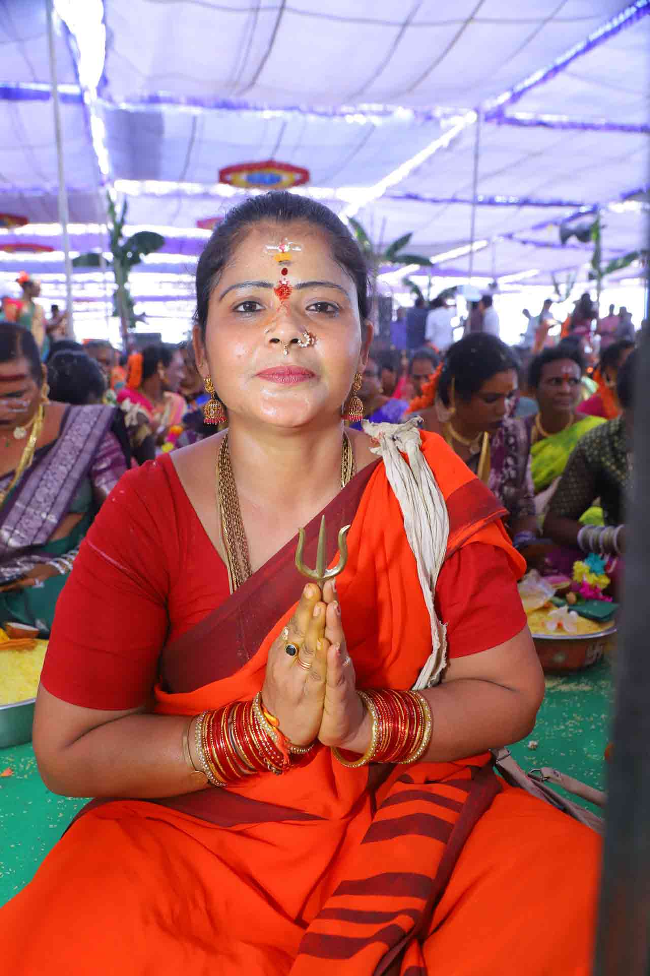వేలాదిమంది భక్తులు దేవుని కల్యాణాన్ని తిలకించి, జీలకర్ర-బెల్లం తలపై ఉంచుకొని తలంబ్రాలు పోసుకున్నారు. జోగినీలు కూడా పెద్ద సంఖ్యలో పాల్గొని ప్రత్యేక ఆకర్షణగా నిలిచారు.