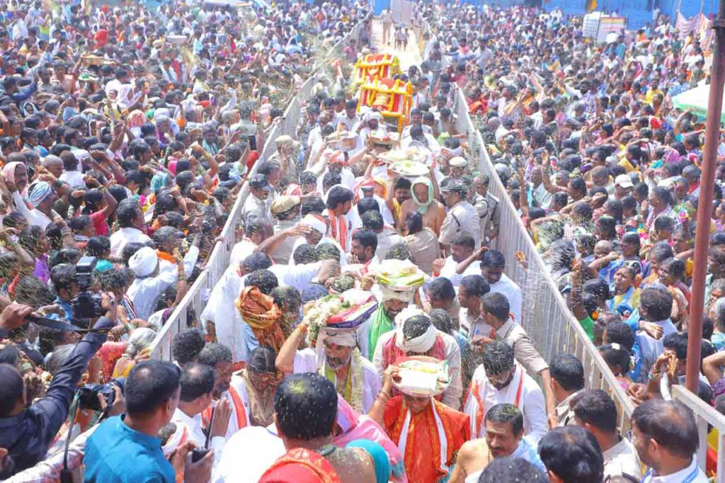 ఉదయం 10.30 గంటలకు సీతారాముల విగ్రహాలను కల్యాణ వేదికకు పల్లకిలో తీసుకువచ్చి ప్రత్యేక పూజలు చేశారు. వధూవరులను ఆహ్వానించి, గోత్రప్రవరాలు చెప్పి వివాహ తంతు నిర్వహించారు. వేదపండితులు, అర్చకులు, అధికారులు ఈ కార్యక్రమంలో పాల్గొన్నారు.