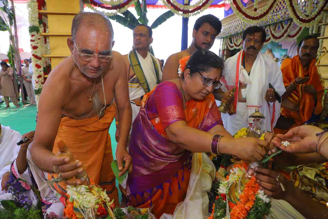 వేదమంత్రాల సాక్షిగా చైత్ర శుద్ధ నవమి, పునర్వసు నక్షత్రం, అభిజిత్ లగ్నంలో ఈ కల్యాణ వేడుక అంగరంగ వైభవంగా సాగింది.