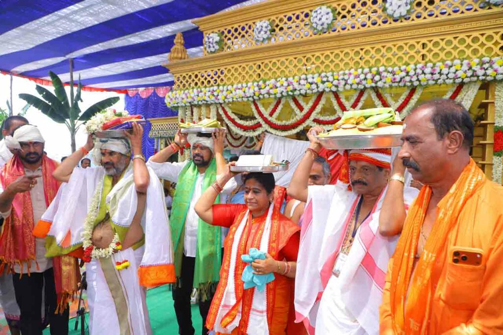 రాష్ట్ర ప్రభుత్వం తరఫున ఉదయం 7 గంటలకు ప్రభుత్వ విప్ ఆది శ్రీనివాస్‌తో కలిసి మంత్రి పొన్నం ప్రభాకర్ దంపతులు స్వామివారికి పట్టువస్త్రాలు సమర్పించారు. కేంద్ర మంత్రి బండి సంజయ్ తరఫున బీజేపీ జిల్లా మాజీ అధ్యక్షులు ప్రతాప రామకృష్ణ, ఆలయం తరఫున ఈవో రమాదేవి, మున్సిపల్ తరఫున కమిషనర్ సంపత్ కుమార్, చైర్మన్ పుల్కం రాజు ప్రజాప్రతినిదులు పట్టువస్త్రాలు సమర్పించారు.