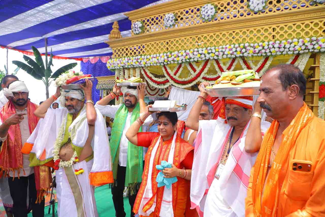 రాష్ట్ర ప్రభుత్వం తరఫున ఉదయం 7 గంటలకు ప్రభుత్వ విప్ ఆది శ్రీనివాస్‌తో కలిసి మంత్రి పొన్నం ప్రభాకర్ దంపతులు స్వామివారికి పట్టువస్త్రాలు సమర్పించారు. కేంద్ర మంత్రి బండి సంజయ్ తరఫున బీజేపీ జిల్లా మాజీ అధ్యక్షులు ప్రతాప రామకృష్ణ, ఆలయం తరఫున ఈవో రమాదేవి, మున్సిపల్ తరఫున కమిషనర్ సంపత్ కుమార్, చైర్మన్ పుల్కం రాజు ప్రజాప్రతినిదులు పట్టువస్త్రాలు సమర్పించారు.