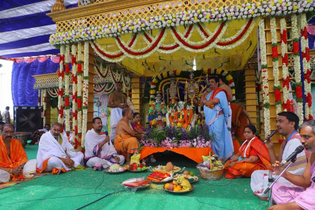 గత సంవత్సరం కంటే భిన్నంగా ఈ సంవత్సరం రాజన్న ఆలయ చెరువులోని శివార్చన వేదికపై వేసిన కల్యాణ మంటం చుట్టూ అందమైన పుష్పాలతో, రంగురంగుల లేలేత ఆకులతో అందంగా అలంకరించారు. ఆలయ కల్యాణ వేదిక కింద షామియానాలు ఏర్పాటు చేశారు. భక్తులకు తాగునీరు, ఇతర సౌకర్యాలు కల్పించారు.