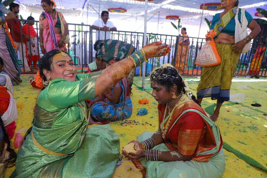 పెద్ద సంఖ్యలో తరలివచ్చిన శివపార్వతులు దేవుని పెళ్లిని తమ పెళ్లిగా భావించి జీలకర్ర-బెల్లం తలపై ఉంచుకొని తలంబ్రాలు పోసుకున్నారు. ఈ దృశ్యాలు చూసిన ఇతర భక్తులు భక్తి తన్మయత్వం చెందారు.