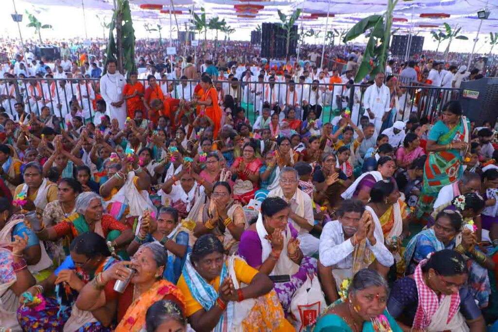 కల్యాణానికి గురువారం రాత్రే లక్షకు పైగా భక్తులు చేరుకోగా, శుక్రవారం జరిగిన ప్రధాన వేడుకకు లక్షన్నర మందికి పైగా భక్తులు హాజరైనట్లు ఆలయ అధికారులు తెలిపారు.