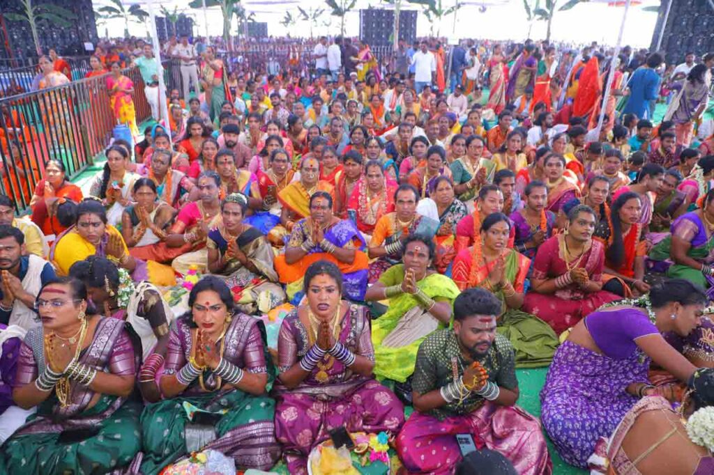 ఆలయ సంప్రదాయం ప్రకారం దేవస్థానం తరఫున ఈవో రమాదేవి, ఆలయ అధికారులు స్వామివారికి పట్టువస్త్రాలు సమర్పించారు. ఈ వేడుకను తిలకించేందుకు తెలంగాణతో పాటు ఆంధ్రప్రదేశ్, మహారాష్ట్ర రాష్ట్రాల నుంచి భారీగా భక్తులు తరలివచ్చారు. వేములవాడ క్షేత్రం భక్తులతో కిటకిటలాడింది.