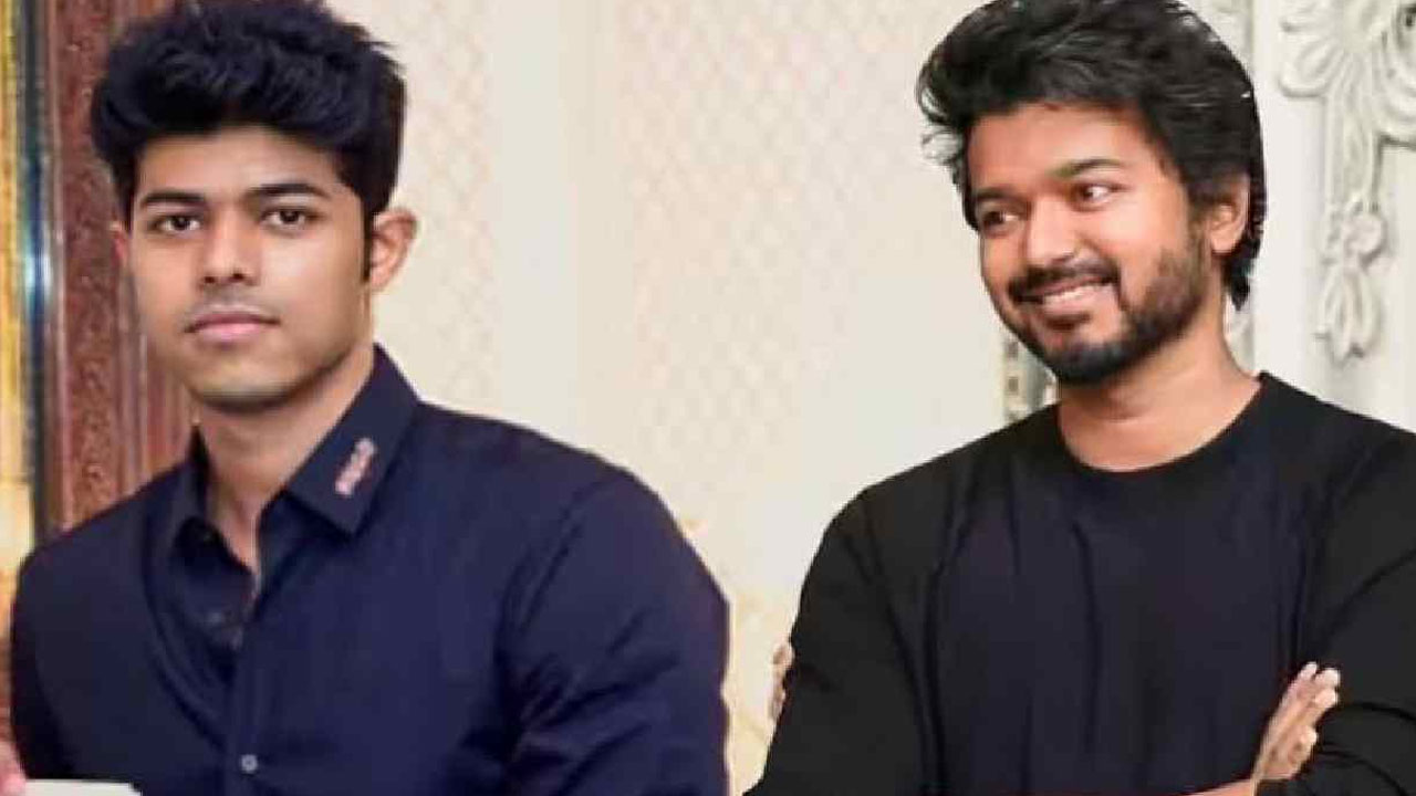 Vijay | విజయ్‌ని చుట్టుముడుతున్న ఇబ్బందులు.. తండ్రి ఇంటి పేరుని తీసేసిన కుమారుడు జాసన్ సంజయ్?
