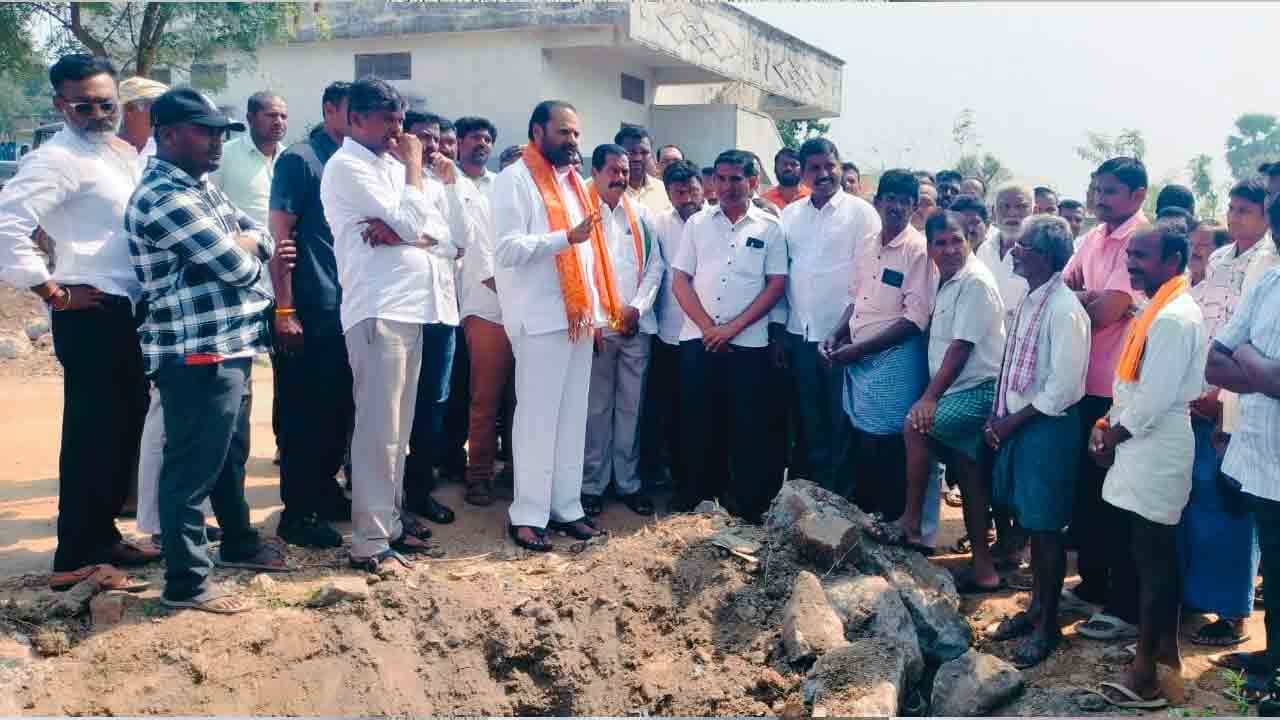 డబుల్ రోడ్డు పనులను పరిశీలించిన ఎమ్మెల్యే విజయ రమణారావు