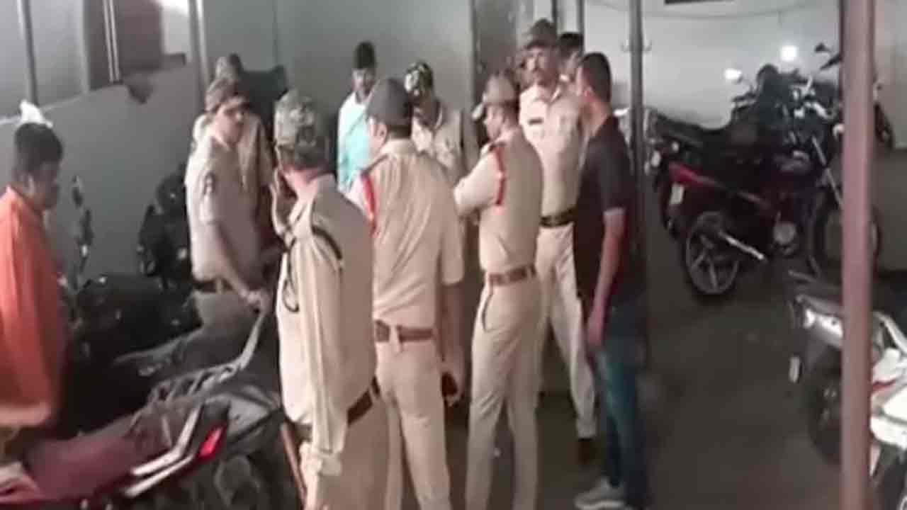 Vijayawada | విజయవాడలో కలకలం.. ఏకంగా పోలీసులపైనే కాల్పులకు యత్నం