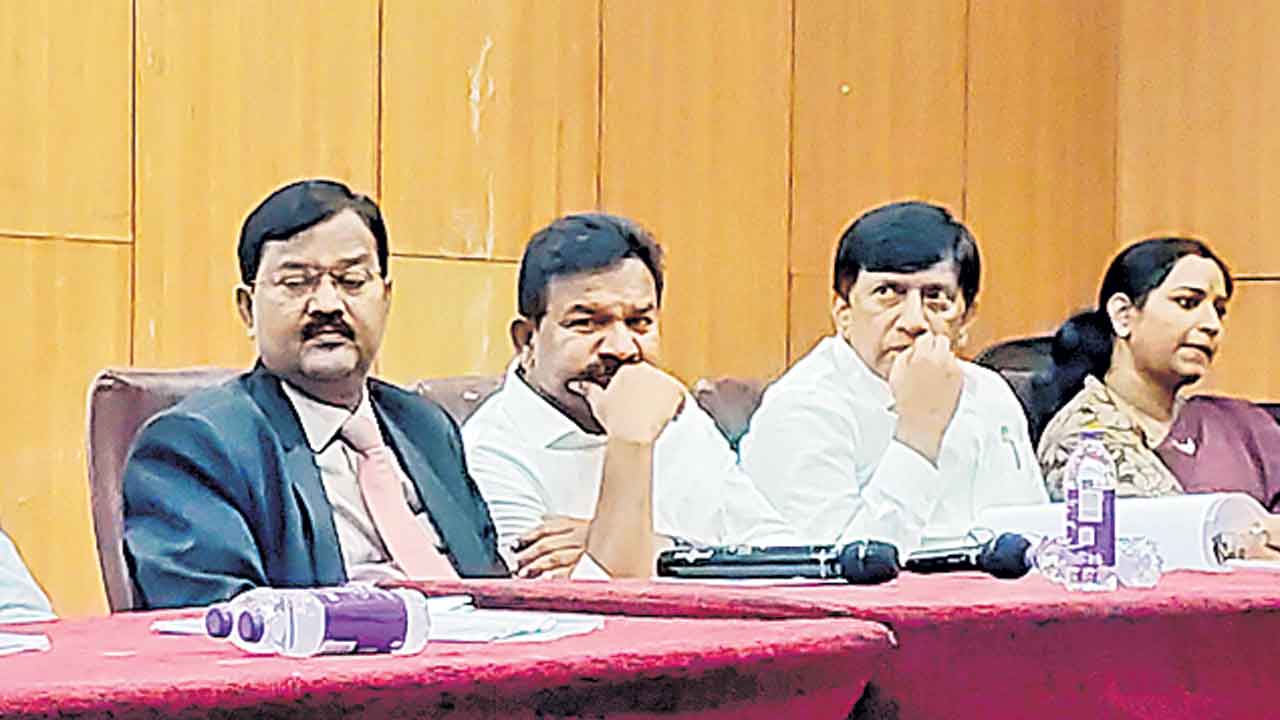 పారాక్వాట్‌ గడ్డి మందును నిషేధించాలి