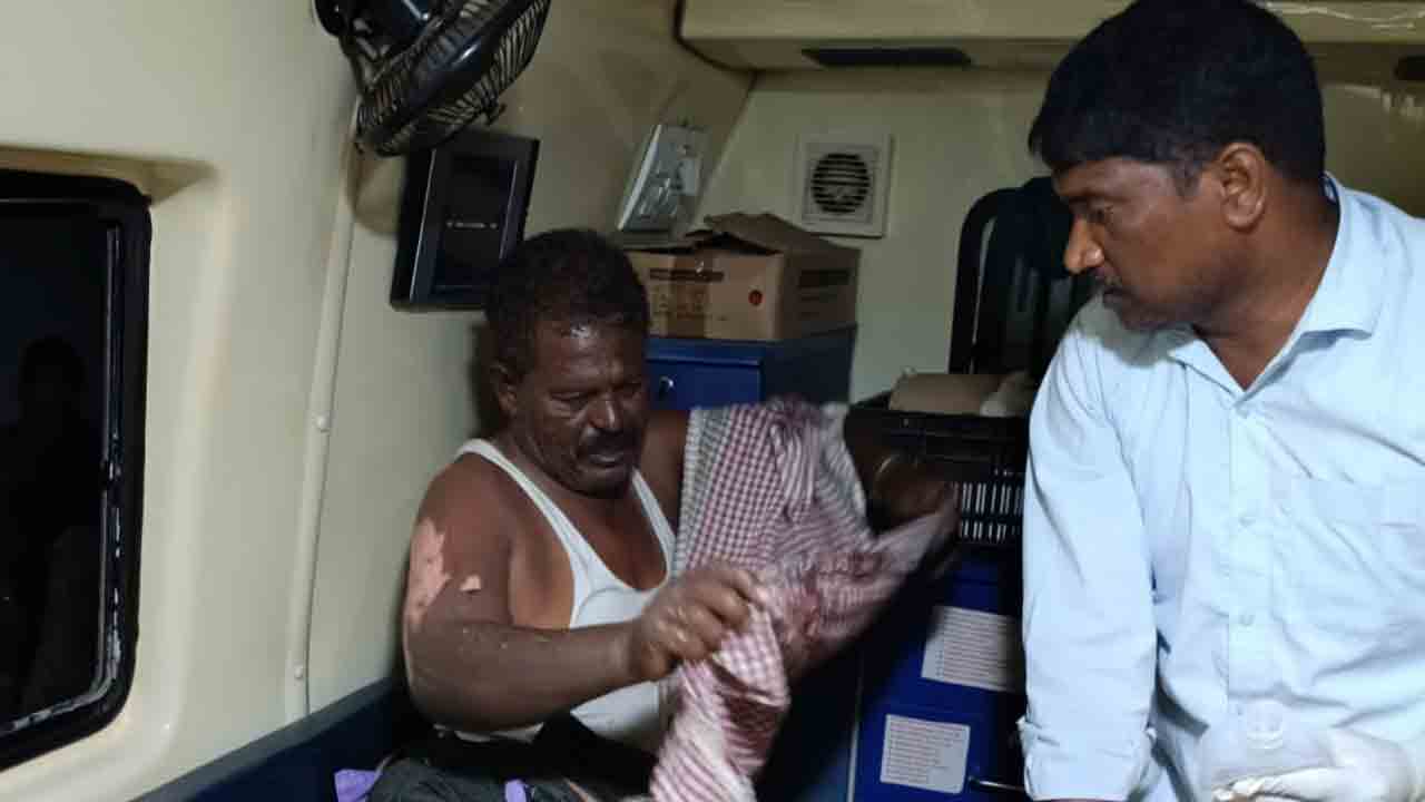 వికారాబాద్ జిల్లాలో సర్పంచ్‌ ఇంటికి నిప్పంటించిన దుండగుడు.. పలువురికి తీవ్ర గాయాలు