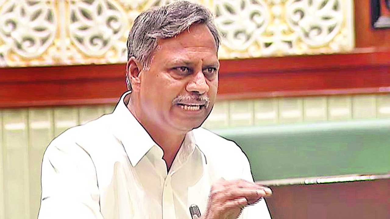 తట్టెడు మట్టి తీయలేదు.. మూరెడు రోడ్డు వేయలేదు