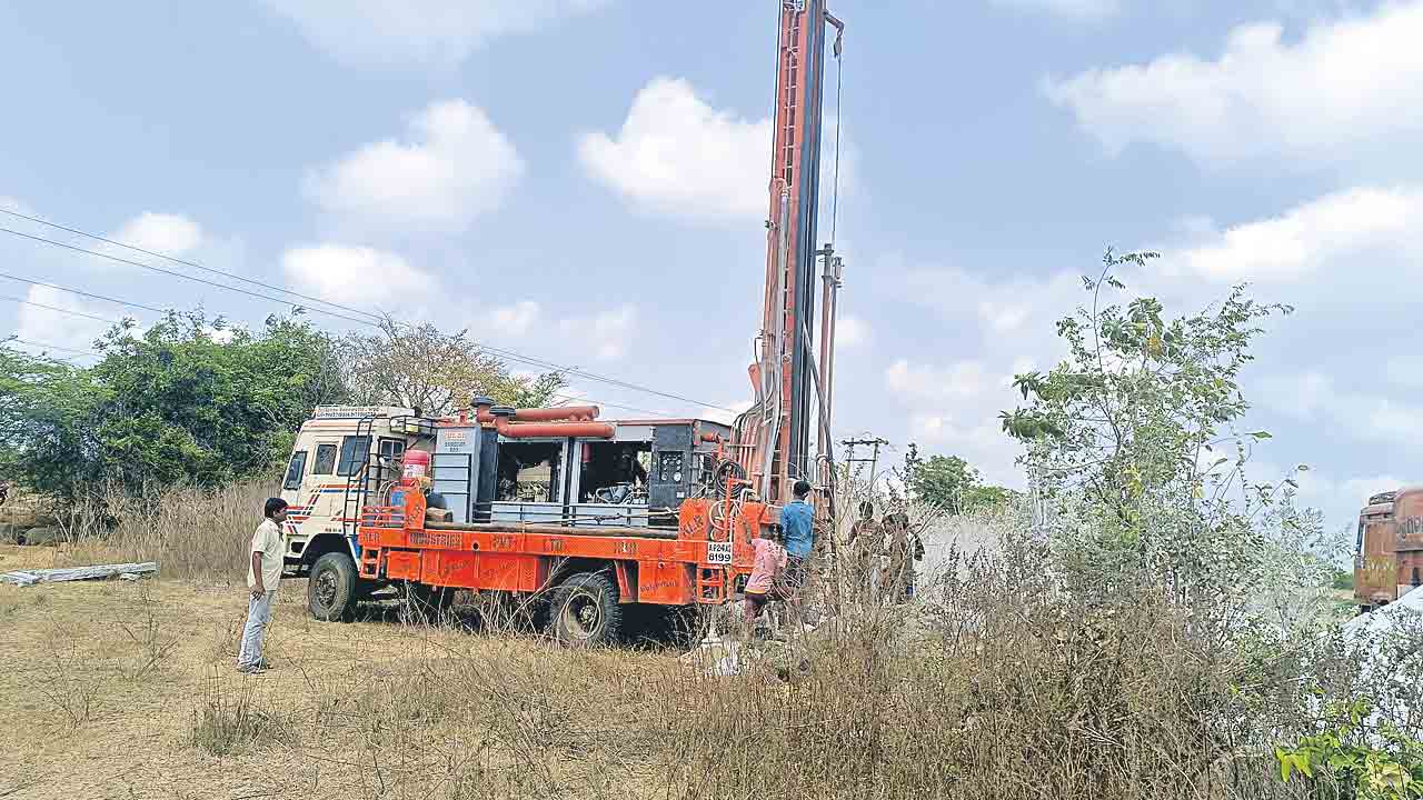 సాగునీటికోసం సవాలక్ష కష్టాలు