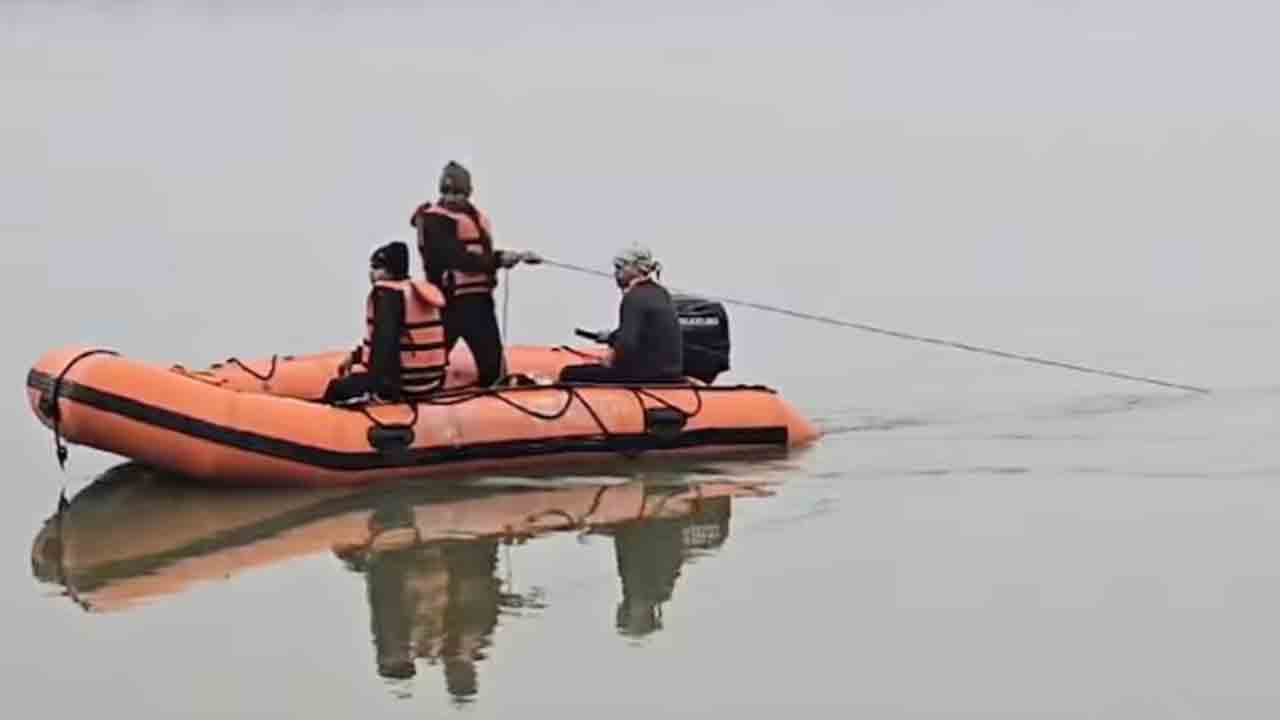 woman throws daughter into river | కుమార్తెను నదిలోకి విసిరేసిన మహిళ.. ఆమె దూకబోగా కాపాడిన వ్యక్తి