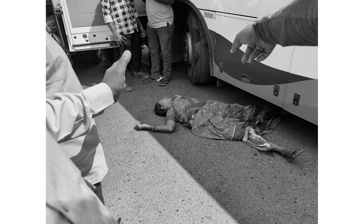 ఎల‌క్ట్రిక్ బ‌స్సు ఢీకొని వృద్ధురాలి మృతి : వీడియో