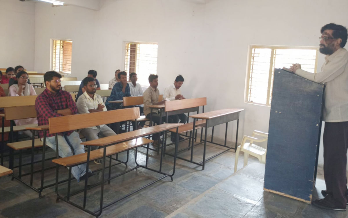 క‌మ్యూనికేష‌న్ స్కిల్స్‌లో పట్టు అనివార్యం : ప్రిన్సిపాల్ బొల్లోజు యాదాచారి