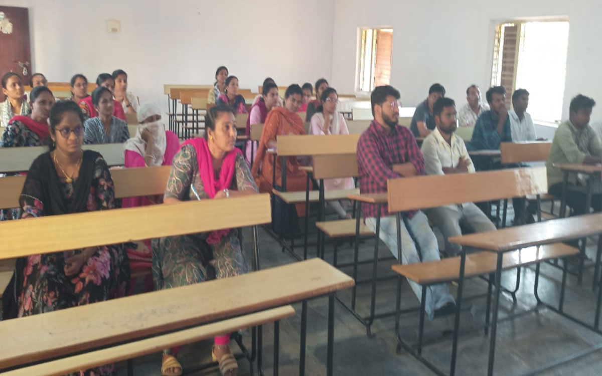 క‌మ్యూనికేష‌న్ స్కిల్స్‌లో పట్టు అనివార్యం : ప్రిన్సిపాల్ బొల్లోజు యాదాచారి