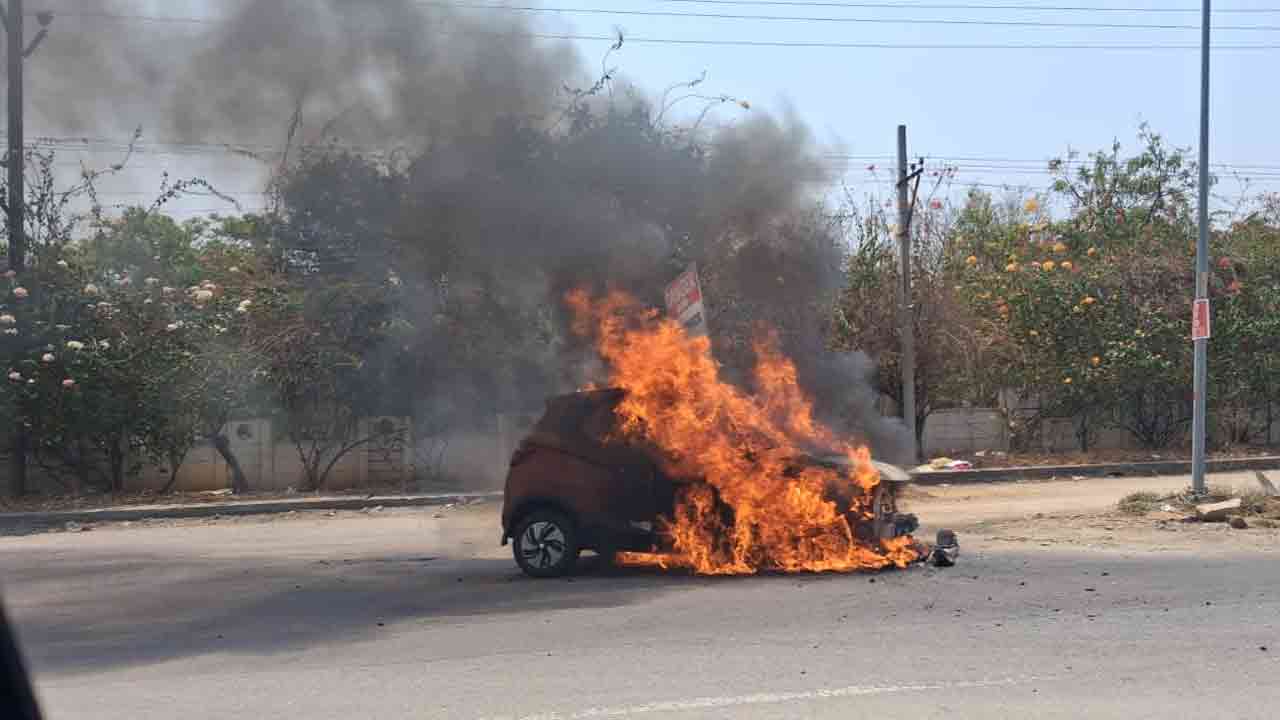 Yadadri Bhongir | బీబీనగర్ సమీపంలో హైవేపై కారులో మంటలు.. పూర్తిగా దగ్ధం