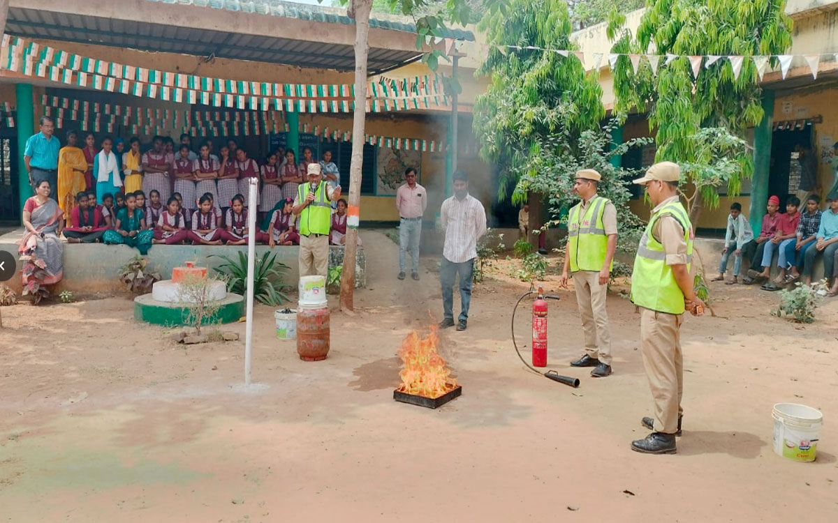 విద్యార్థులకు అగ్ని ప్రమాదాల నివార‌ణ‌పై అవగాహన