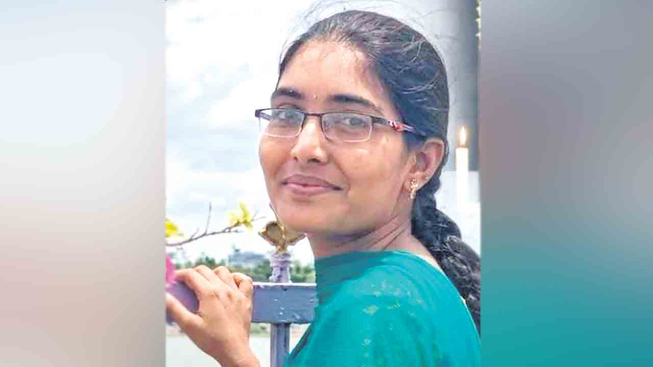 నిరుద్యోగ యువతి బలవన్మరణం.. ఖమ్మం జిల్లాలో విషాదం