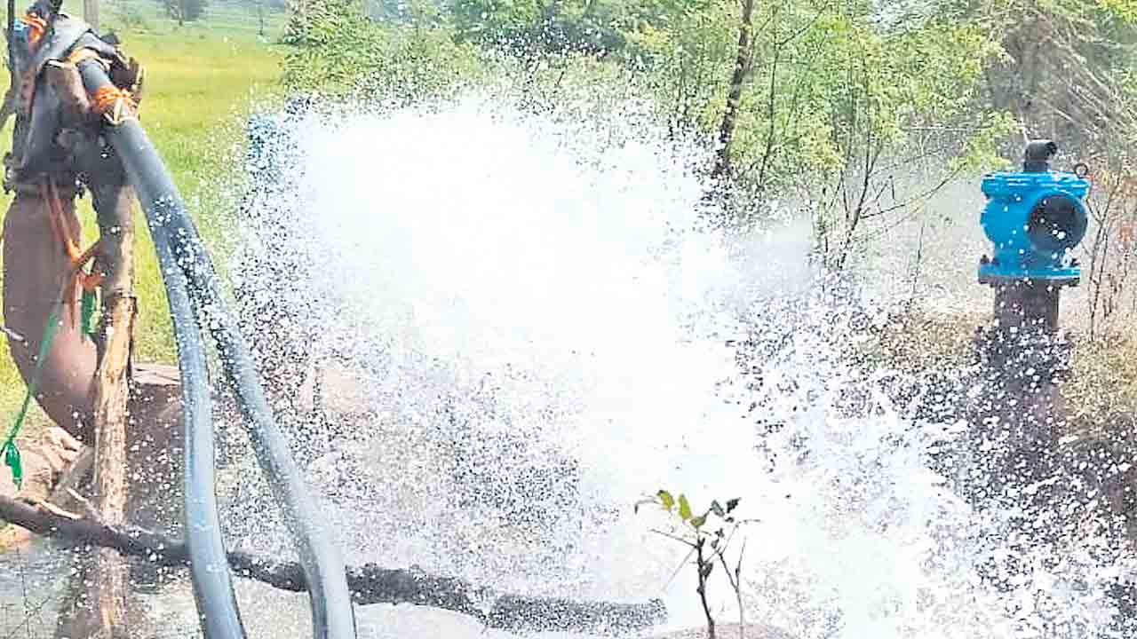 ఎల్లంపల్లి పైపులైన్‌ ధ్వంసం.. యాభై ఎకరాల్లో పంట నష్టం