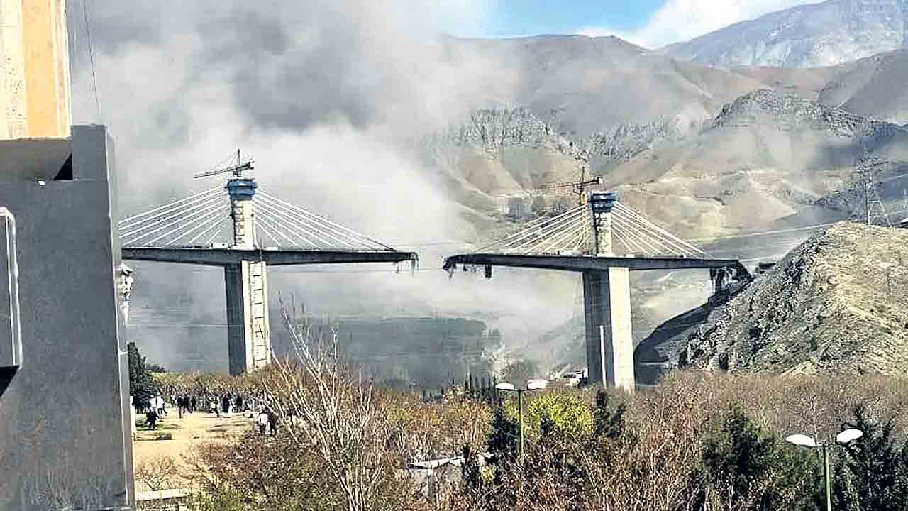 ఇరాన్‌లోని ఐకానిక్‌ బ్రిడ్జి ధ్వంసం.. అమెరికా, ఇజ్రాయెల్‌ భీకరదాడి