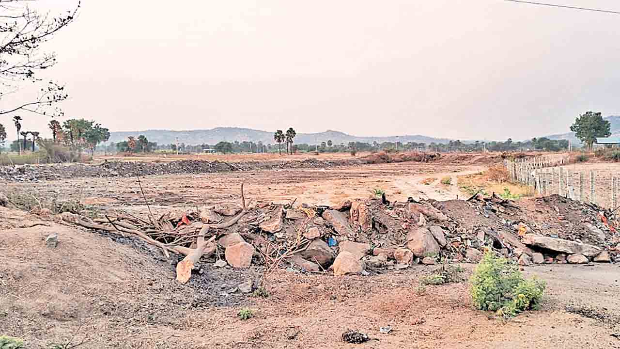 రియల్‌ మాఫియా బరితెగింపు.. మాడ్గుల మండలంలో యథేచ్ఛగా చెరువుల కబ్జా