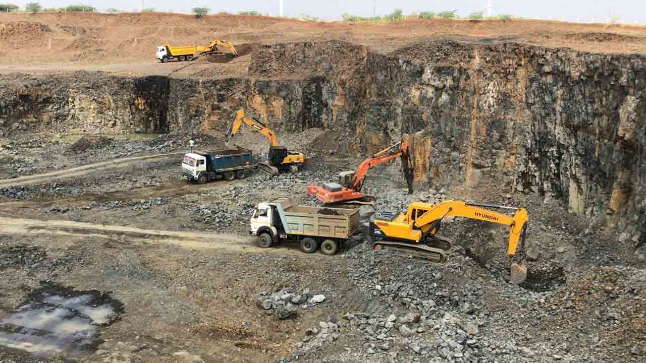 భాగ్యలక్ష్మి క్రషర్స్‌ అక్రమ మైనింగ్‌.. నిషేధిత ప్రాంతంలో యథేచ్ఛగా తవ్వకాలతో కాలుష్యం