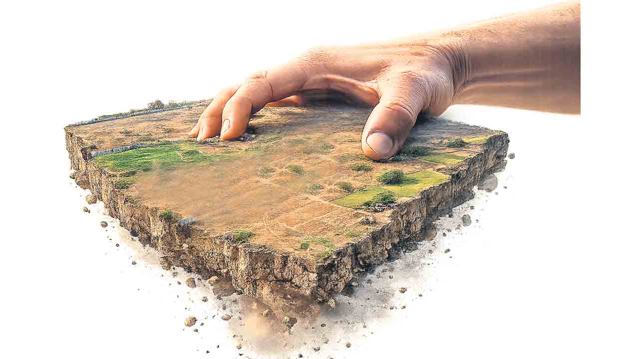 జగిత్యాలలో భూమాయ.. నలభై ఏళ్ల క్రితం కొన్న భూమి తప్పుడు పత్రాలతో మరొకరి రిజిస్ట్రేషన్‌