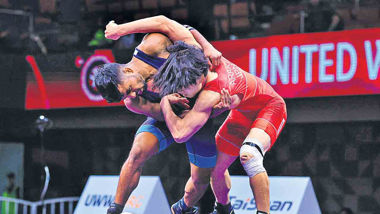 పసిడి పోరుకు లలిత్‌.. సెమీస్‌లో ఓడిన అమన్‌, సునీల్‌