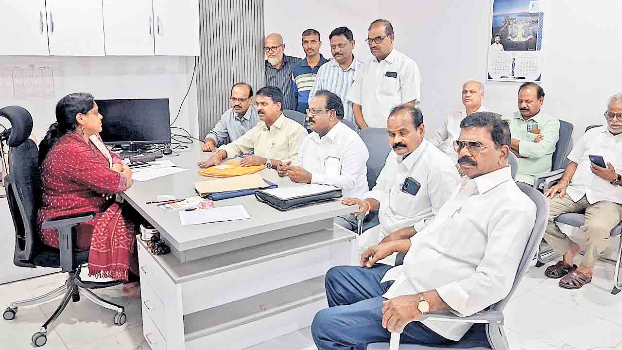 10న ‘ఆర్టీసీ గర్జన’.. లేబర్‌ కమిషనర్‌కు మొరపెట్టుకున్న జేఏసీ సమ్మెకు సహకరించడం లేదని ఆగ్రహం