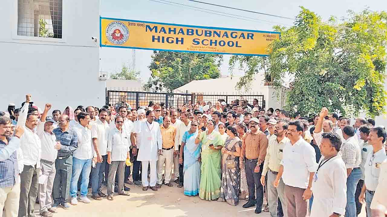 రెమ్యునరేషన్‌ పెండింగ్‌పై టీచర్ల ఫైర్‌