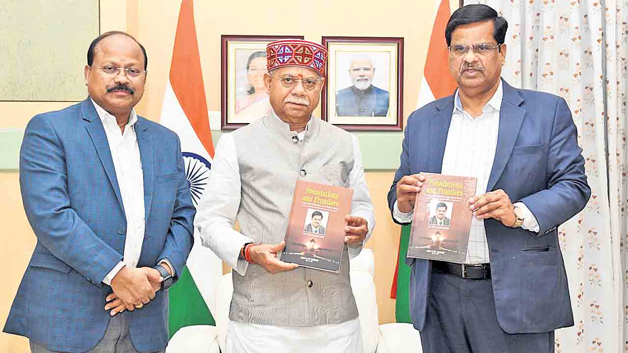 గవర్నర్‌తో అధికారుల ప్రత్యేక భేటీ