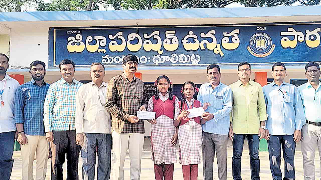 ధూళిమిట్ట హైస్కూల్‌లో ‘క్యూఆర్‌ కోడ్‌’తో హాల్‌టికెట్లు