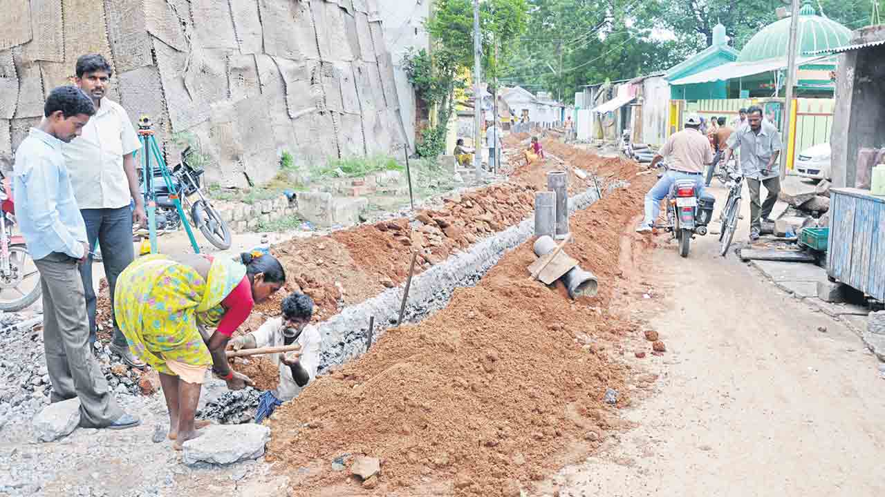 నత్తనడకన ‘అండర్‌’ గ్రౌండ్‌.. నగరంలో ఏళ్లుగా ముందుకు సాగని పనులు