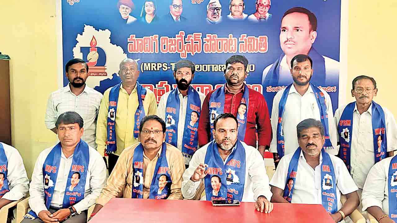 కార్పొరేట్‌ విద్యాసంస్థలతో సీఎం కుమ్మక్కు : వంగపల్లి