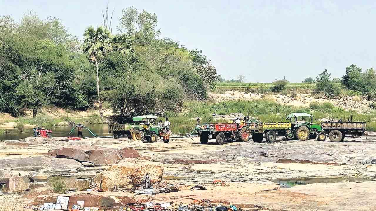 ప్రమాదంలో గోదావరి.. నదీగర్భం నుంచి పైపుల ద్వారా ఇసుక వెలికితీత