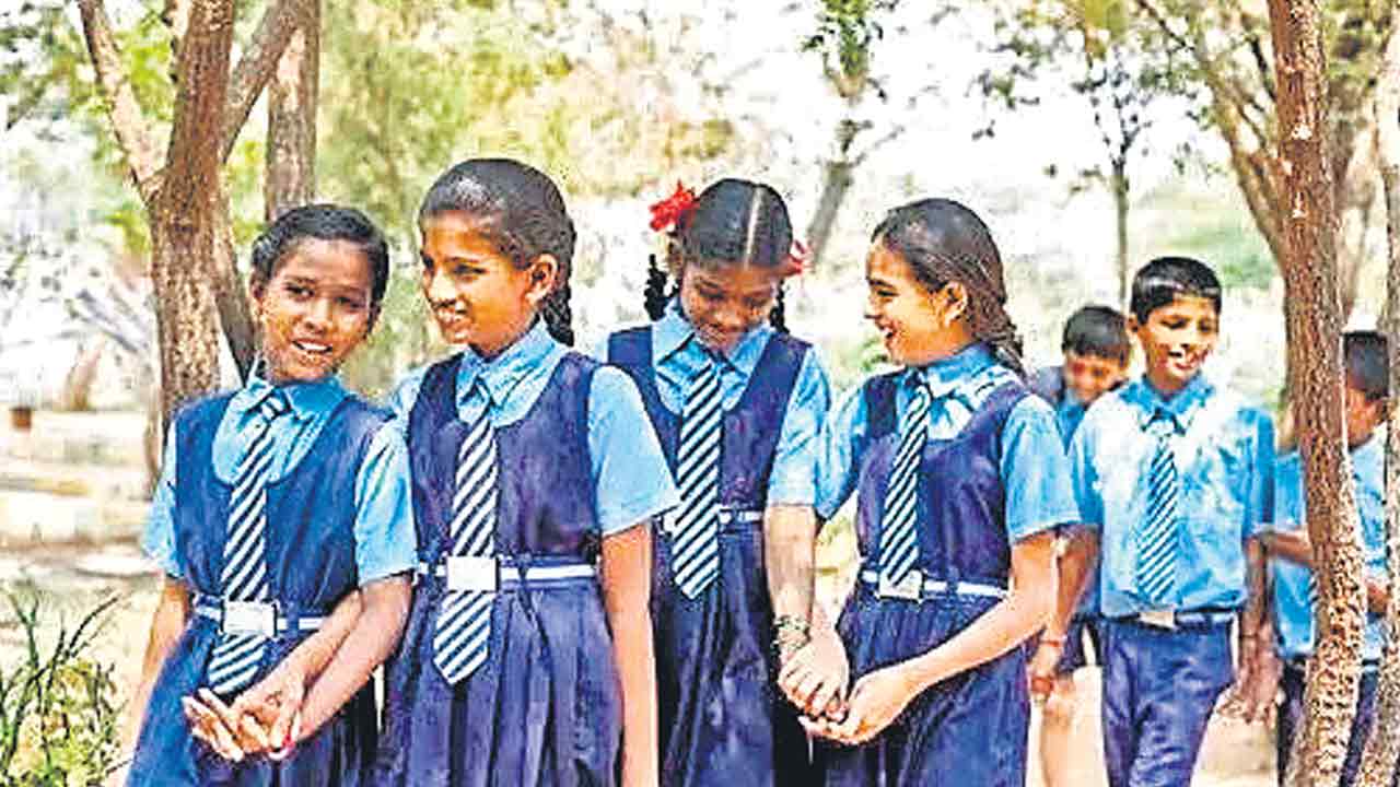 జూన్‌లోగా యూనిఫామ్‌ అందేనా?