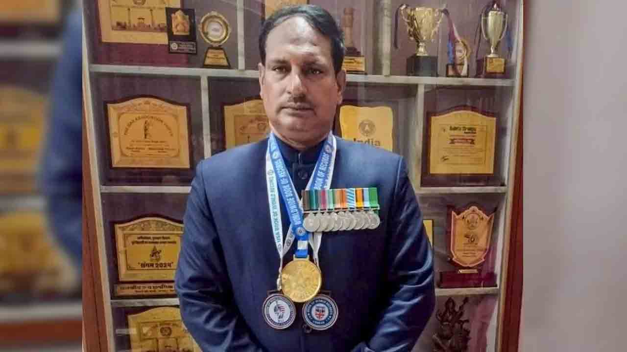 138 డిగ్రీలు, డిప్లొమాలు, సర్టిఫికెట్లు!