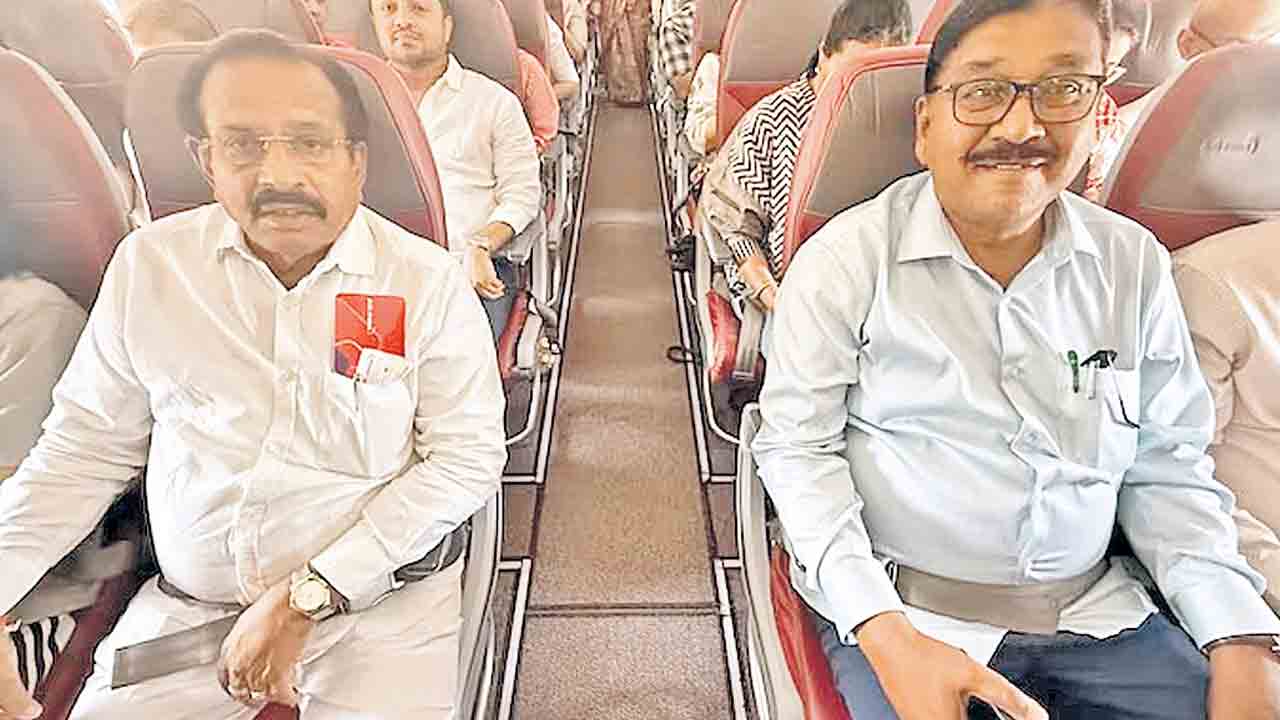 మంత్రి పదవులు ఇవ్వాల్సిందే.. ఢిల్లీకి పయనమైన 30 మంది కర్ణాటక కాంగ్రెస్‌ ఎమ్మెల్యేలు