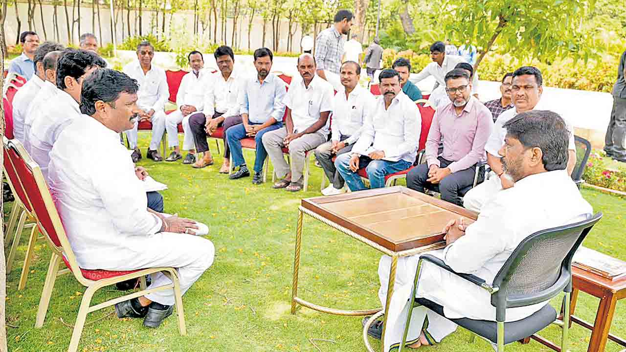 డిస్కమ్‌లను ప్రైవేటీకరించొద్దు.. డిప్యూటీ సీఎం ఎదుట పవర్‌ ఎంప్లాయీస్‌ జేఏసీ ఆందోళన