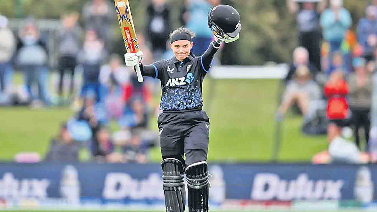 కివీస్‌ రికార్డు ఛేదన.. కెర్‌ భారీ శతకం