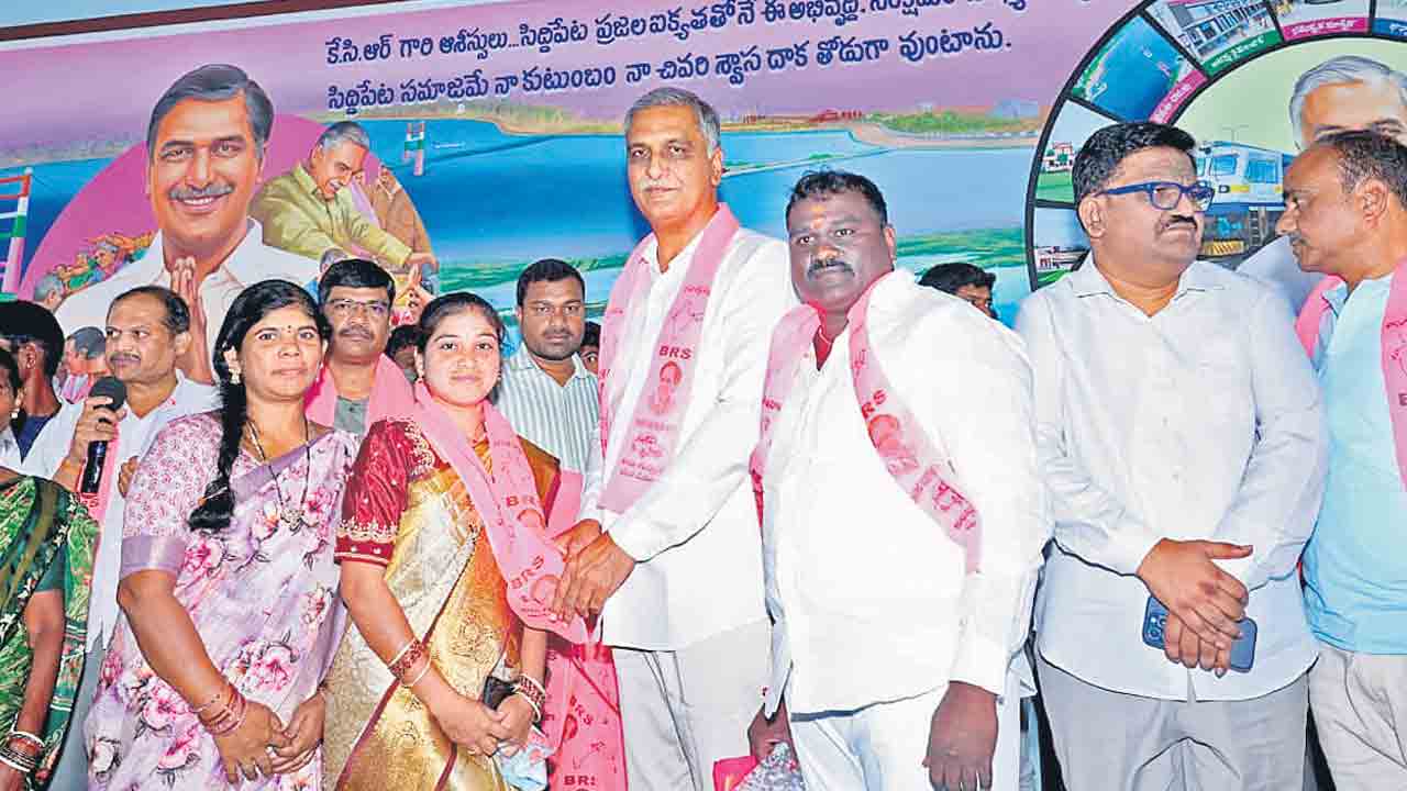 నిలదీతలు భరించలేక కేరళ పారిపోయిన రేవంత్‌