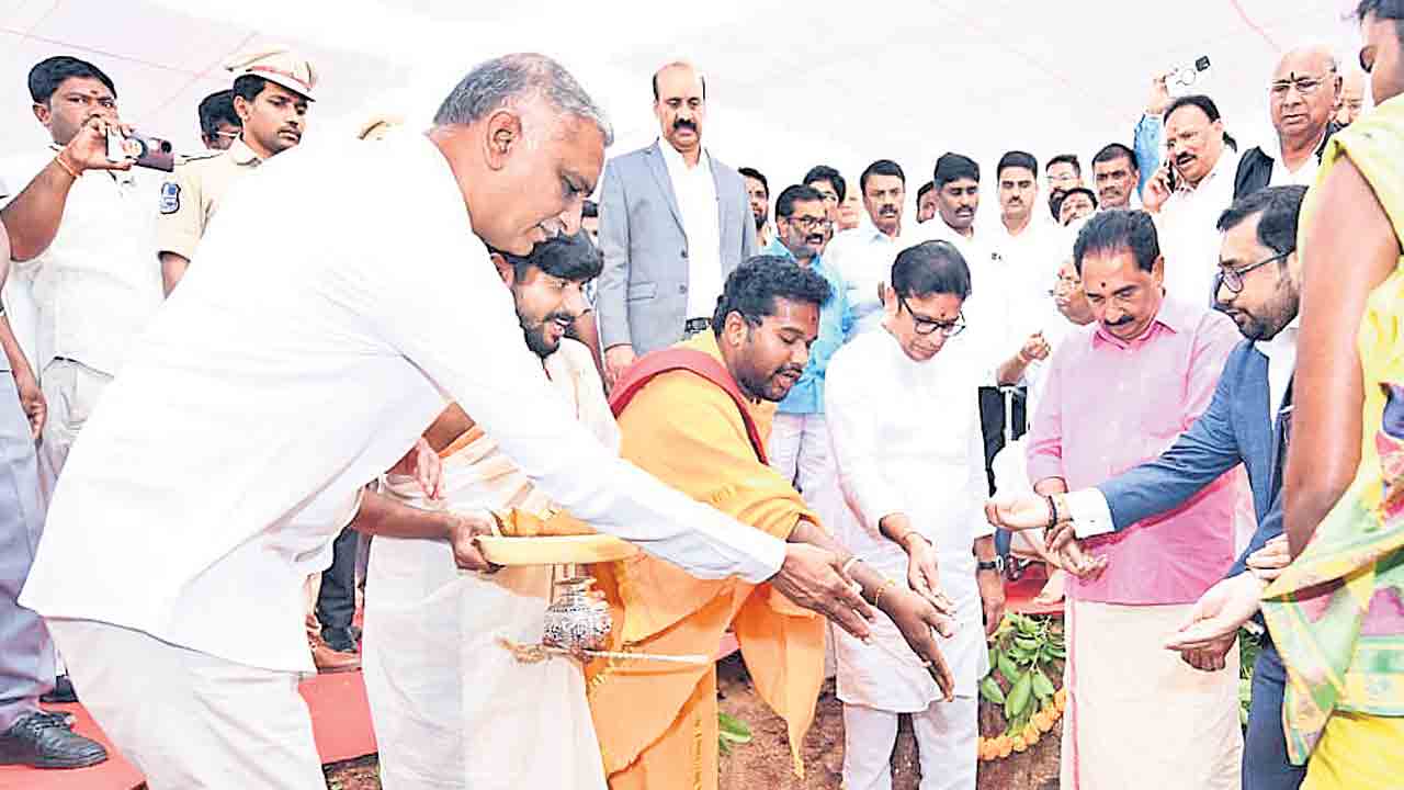 నర్మెటలో బయోగ్యాస్‌ ప్లాంటు.. బీఆర్‌ఎస్‌ ఎల్పీ ఉపనేత హరీశ్‌రావుతో కలిసి పరిశ్రమల మంత్రి శ్రీధర్‌బాబు భూమిపూజ