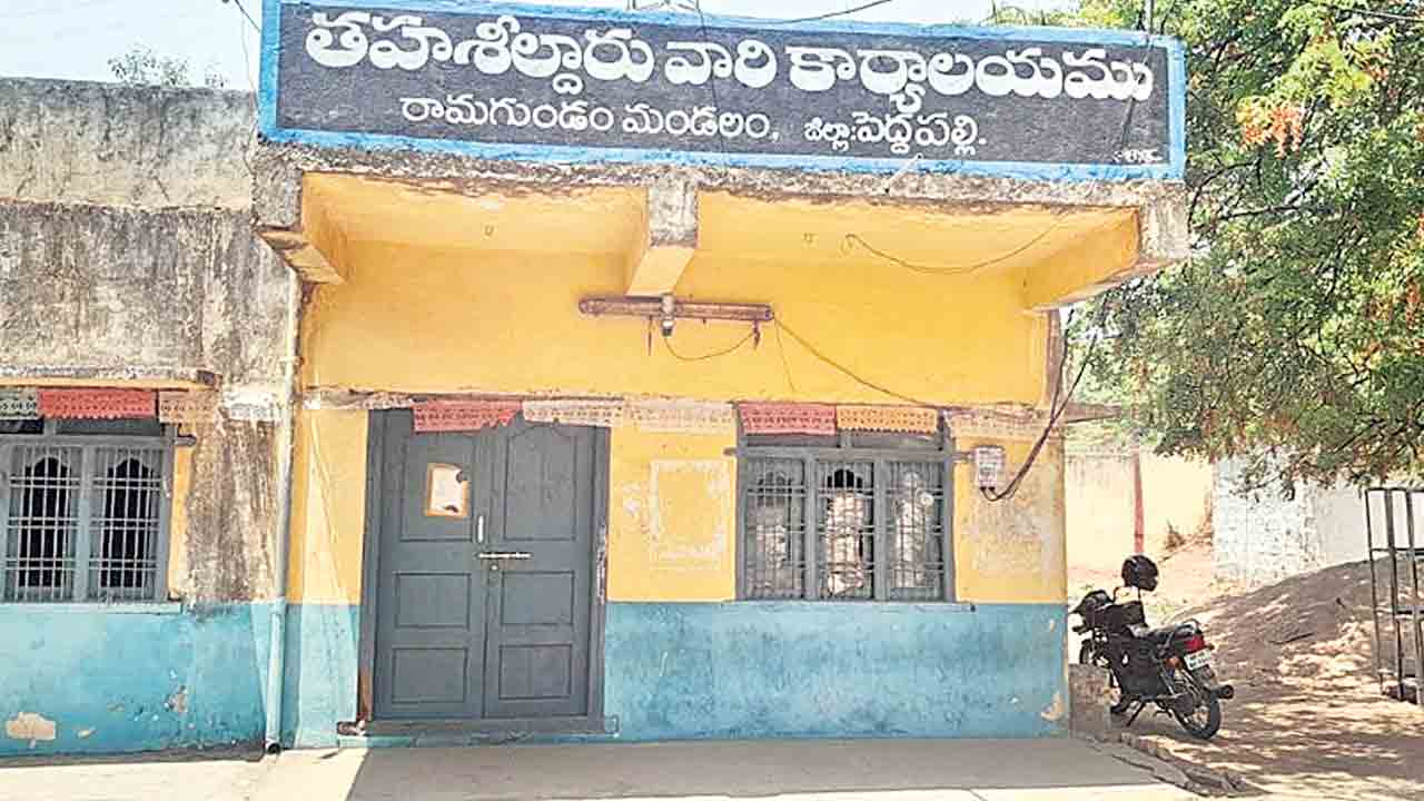 మేమిక్కడ పనిచేయలేం.. ఈ తిట్లు, రాజకీయ ఒత్తిళ్లు భరించలేం