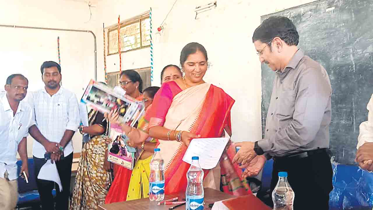 నర్సింగ్‌ విద్యార్థినుల సమస్యలు పరిష్కరించాలి