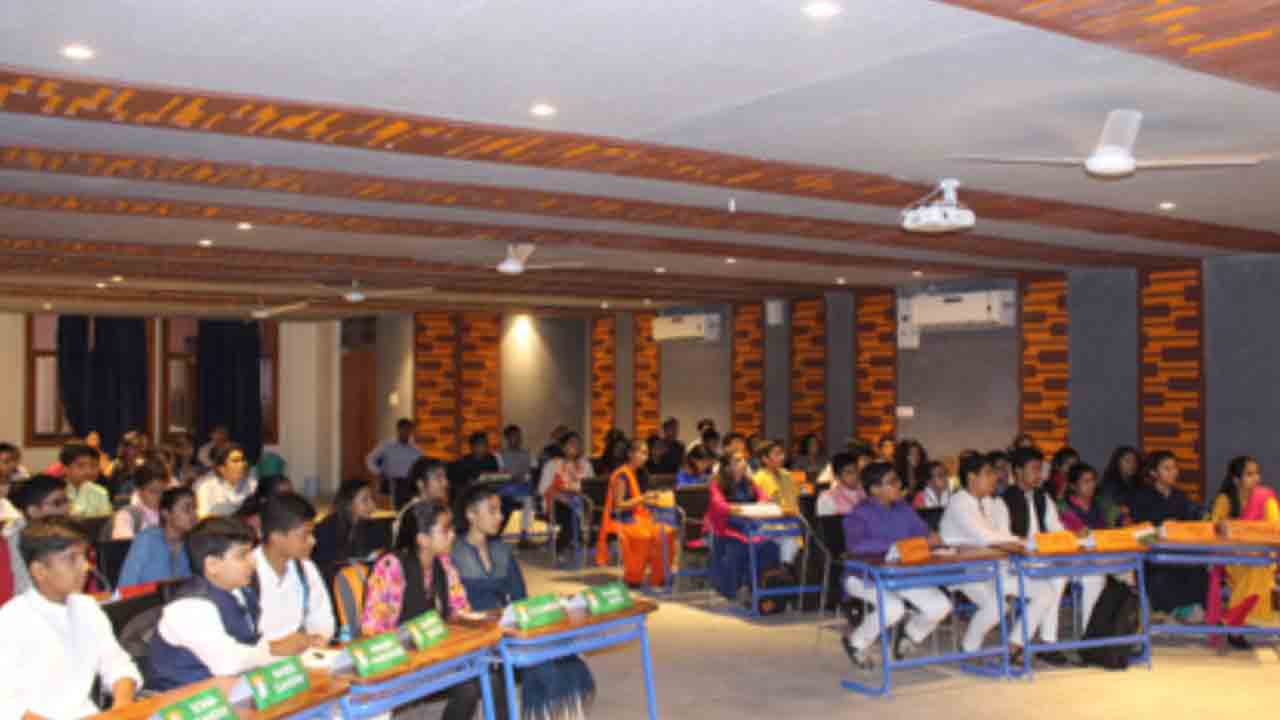 మాక్‌ పార్లమెంట్‌ పోటీల్లో హైదరాబాదీ సత్తా