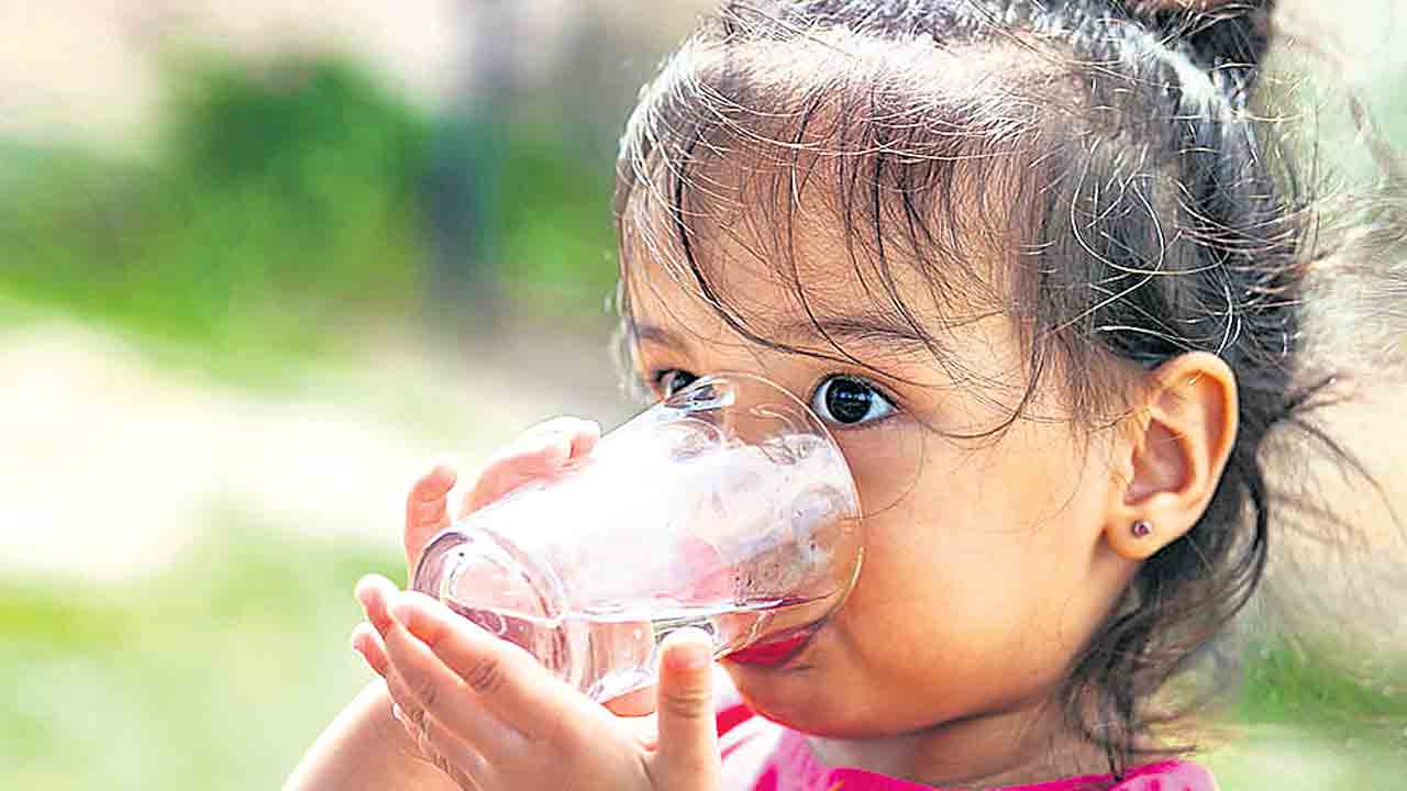 వేసవిలో పిల్లలు ఎన్ని నీళ్లు తాగాలి?